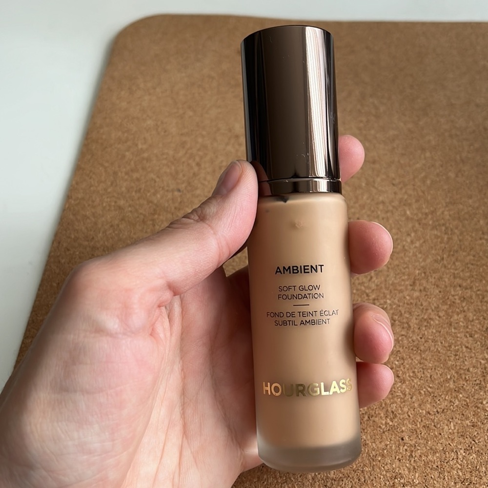 HOURGLASS Ambient Soft Glow Foundation Shade 7.5